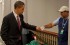 Barack Obama fala cumprimenta funcionário